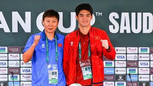 越南U23队主教练金相植与门将陈忠坚在新闻发布会上。（图片来源：VFF）