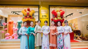 越南服饰色彩点亮旅游之旅