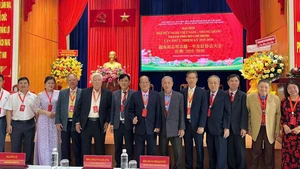 胡志明市越南与中国友好协会12月28日召开代表大会。与会代表合影留念。图片来源：西贡解放日报