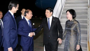 越南驻美国大使阮国勇和越南常驻联合国代表团团长杜雄越大使来到机场迎接国家主席梁强和夫人。