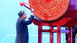 越共中央总书记苏林击鼓迎开学。（图片来源：越通社）