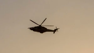 一架直升机出现在以色列于2025年9月9日对卡塔尔多哈发动空袭的现场附近。（图片来源：新华社）