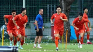 越南U23球员在与柬埔寨U23队比赛前进行训练。（图片来源：越南足协）