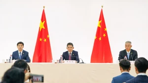 当地时间9月15日，中美经贸会谈中方新闻发布会在西班牙马德里举行。中国商务部国际贸易谈判代表兼副部长李成钢、国家互联网信息办公室副主任王京涛出席发布会。中国商务部新闻发言人何亚东主持发布会。图片来源：新华社