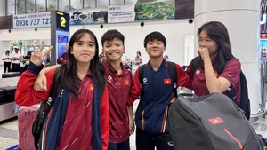 越南U17女足成员在内排机场。 (图源：VFF)