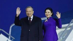 越共中央总书记苏林及夫人吴芳璃抵达赫尔辛基国际机场。图片来源：越通社