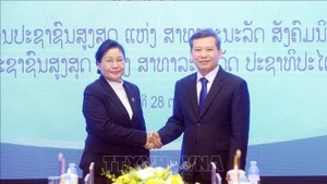 越共中央书记处书记、越南最高人民法院院长黎明智和老挝人民革命党中央书记处书记、老挝最高人民法院院长万通•西潘敦。(图片来源:越通社)