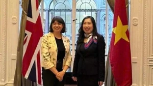 越南外交部副部长黎氏秋姮和英国外交、联邦及发展事务大臣西玛·马尔霍特拉。（图片来源：baoquocte.vn）