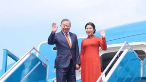 越共中央总书记苏林和夫人吴芳璃启程赴芬兰共和国进行正式访问
