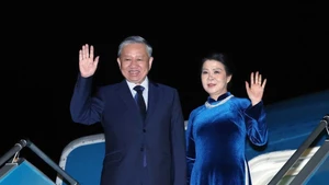 苏林总书记和夫人启程对大不列颠及北爱尔兰联合王国进行正式访问