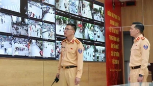 执勤交警在交通管制中心处理各种情况。（河仙 摄）