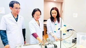 河内建设大学环境工程系教授、越日高科技研究所所长陈氏越娥（中）荣获2025年科瓦列夫斯卡娅奖。摄影：黎翠