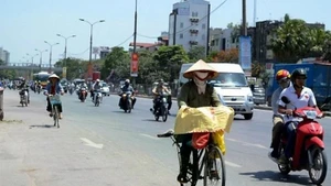 3月18日天气预报：北部地区清晨有雾且天气寒冷；南部地区则出现高温炎热，部分地区气温超过35摄氏度。