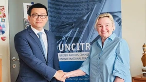 武黎太黄大使与UNCITRAL秘书安娜·朱宾-布雷特举行了工作会谈。