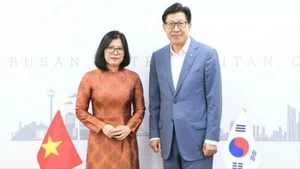 越南驻釜山市总领事段芳兰礼节性拜会釜山市长朴兴俊。