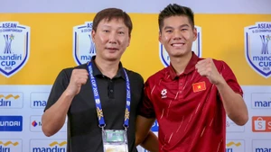 主教练金相植与后卫阮晓明在赛后新闻发布会上。（图片来源：越南足联）