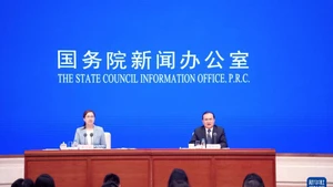 7月15日，中国国务院新闻办公室在北京举行新闻发布会，国家统计局副局长盛来运介绍2025年上半年国民经济运行情况，并答记者问。图片来源：新华社