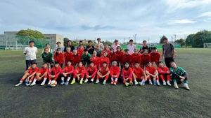 越南U20女足球员与在静冈大学留学的越南留学生合影留念。（图片来源：越南足协）