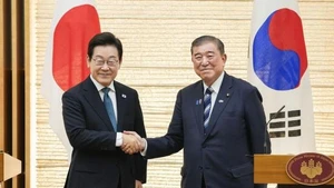 8月23日，在日本东京，韩国总统李在明（左）与日本首相石破茂在共同记者会后握手。新华社/共同社