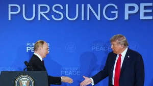 美国总统唐纳德·特朗普与俄罗斯总统弗拉基米尔·普京出席联合记者会。（图片来源：新华社）