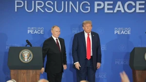 美国总统唐纳德·特朗普与俄罗斯总统弗拉基米尔·普京出席联合记者会。（图片来源：新华社）