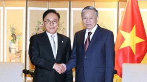 越共中央总书记苏林会见原越南驻韩国名誉总领事朴洙宽。