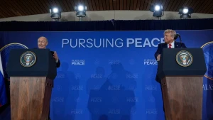美国总统唐纳德·特朗普与俄罗斯总统弗拉基米尔·普京出席联合记者会。（图片来源：新华社）