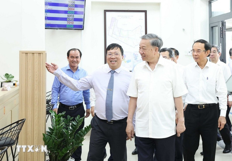 苏林总书记视察胡志明市新永禄乡公共行政服务中心。(图片来源:越通社) 2.jpg