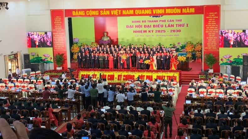 国会主席陈青敏向芹苴市领导颁发越共中央政治局的决定。 image-1.jpg