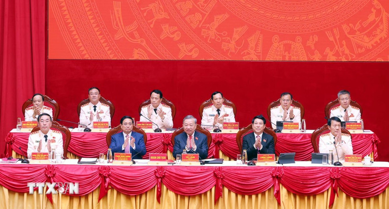 越共中央总书记苏林、国家主席梁强、政府总理范明正在主席台就座 。(图片来源:越通社) tong-bi-thu-to-lam-du-dai-hoi-dai-bieu-dang-bo-cong-an-trung-uong8.jpg