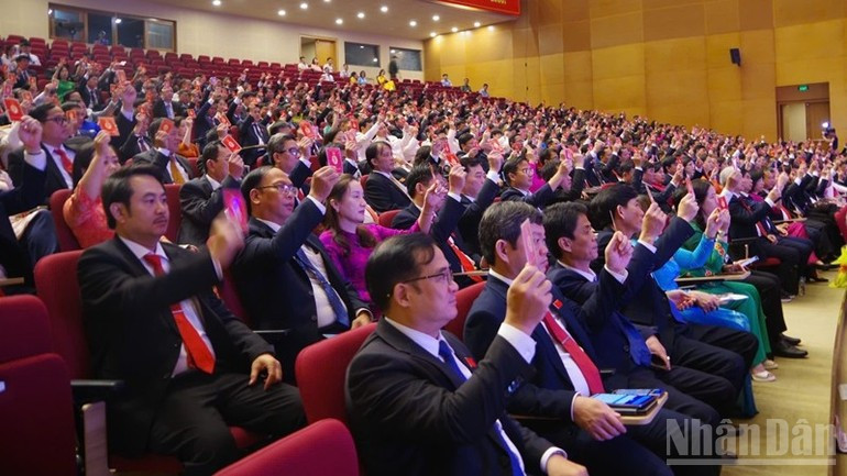 与会代表表决通过大会决议草案内容。 gialai2.jpg