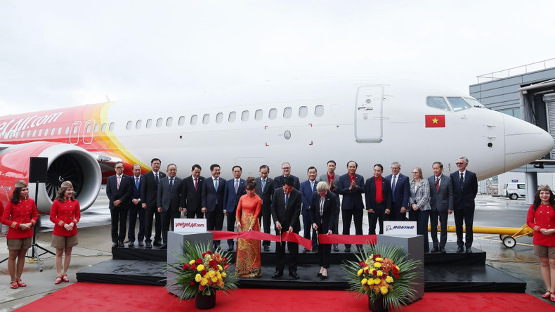 国家主席梁强见证波音集团与越捷航空的首架波音737-8飞机交付。(图片来源:越通社) vietjet.jpg