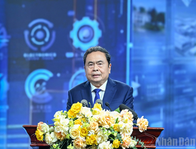 国会主席陈青敏在颁奖仪式上发言。(维灵 摄) ctqh.jpg