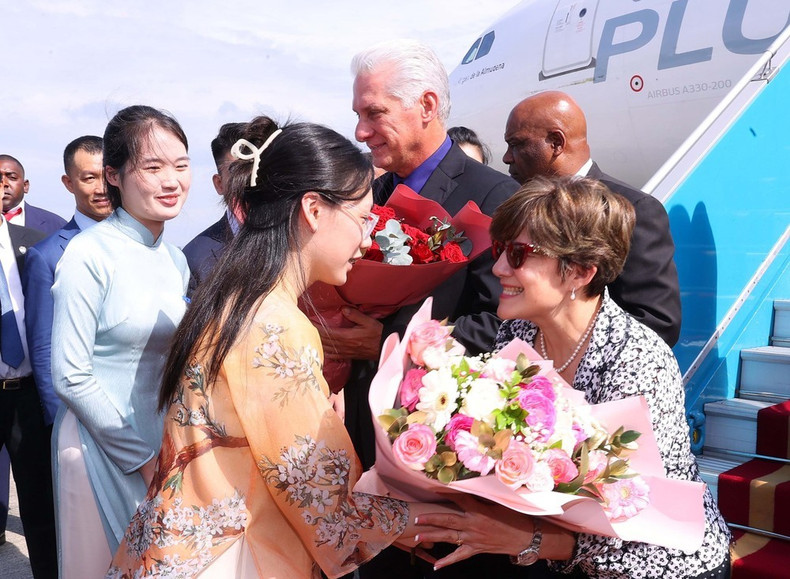 首都少女在机场送花欢迎古共中央第一书记、古巴共和国主席米格尔·迪亚斯—卡内尔·贝穆德斯及夫人。（图片来源：越通社）