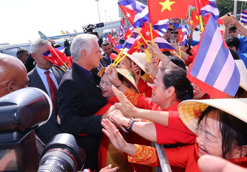 首都河内民众欢迎古共中央第一书记、古巴共和国主席米格尔·迪亚斯—卡内尔·贝穆德斯访越。（图片来源：越通社）