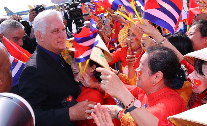 首都河内民众欢迎古共中央第一书记、古巴共和国主席米格尔·迪亚斯—卡内尔·贝穆德斯访越。（图片来源：越通社）