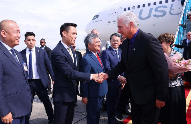 越南各部委领导在机场迎接古共中央第一书记、古巴共和国主席米格尔·迪亚斯—卡内尔·贝穆德斯及夫人。（图片来源：越通社）