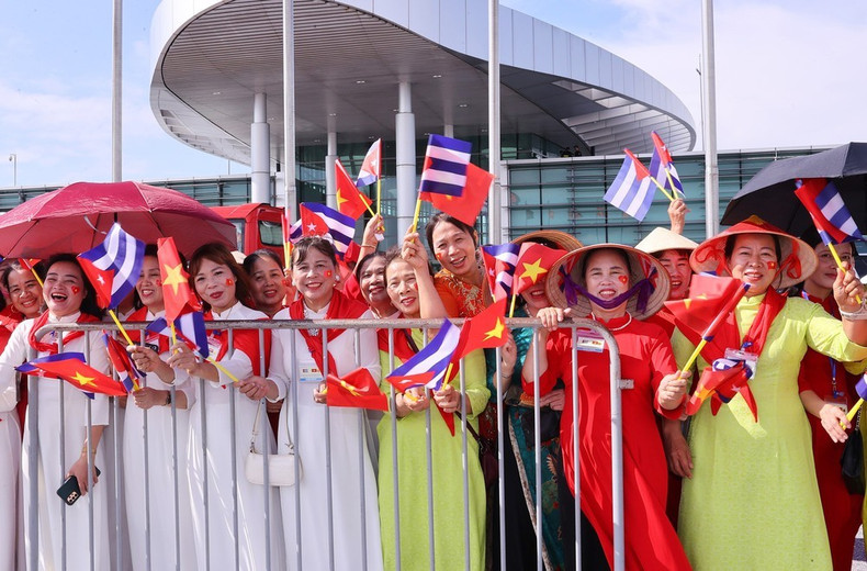 首都河内民众欢迎古共中央第一书记、古巴共和国主席米格尔·迪亚斯—卡内尔·贝穆德斯访越。（图片来源：越通社）