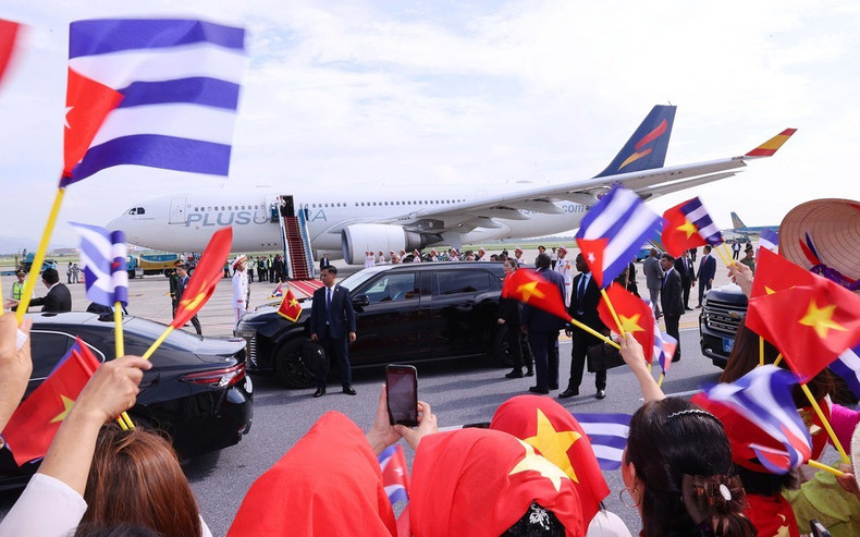 首都河内民众欢迎古共中央第一书记、古巴共和国主席米格尔·迪亚斯—卡内尔·贝穆德斯访越。（图片来源：越通社）