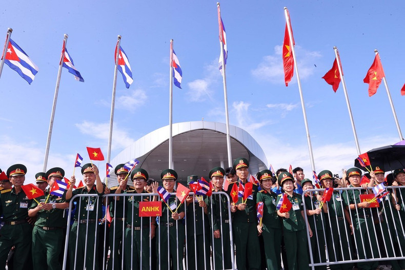 首都河内民众欢迎古共中央第一书记、古巴共和国主席米格尔·迪亚斯—卡内尔·贝穆德斯访越。（图片来源：越通社）