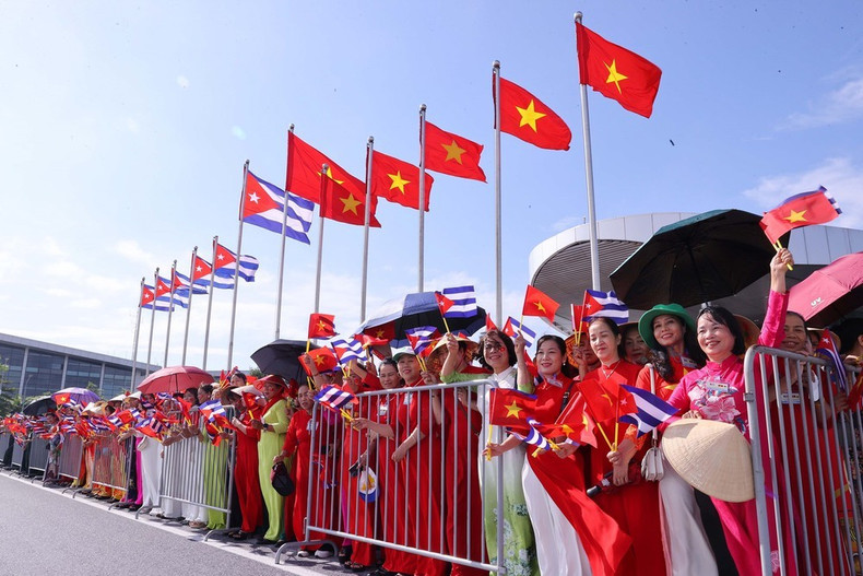 首都河内民众欢迎古共中央第一书记、古巴共和国主席米格尔·迪亚斯—卡内尔·贝穆德斯访越。（图片来源：越通社）