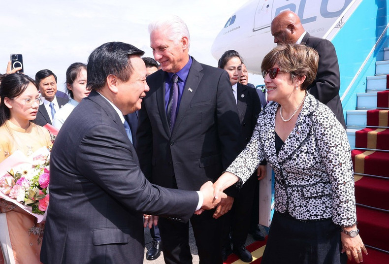 越共中央政治局委员、中央理论委员会主席、胡志明国家政治学院院长阮春胜在机场迎接古共中央第一书记、古巴共和国主席米格尔·迪亚斯—卡内尔·贝穆德斯及夫人。（图片来源：越通社）