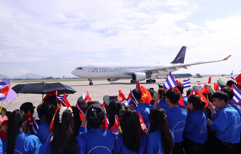 首都河内青年欢迎古共中央第一书记、古巴共和国主席米格尔·迪亚斯—卡内尔·贝穆德斯访越。（图片来源：越通社）