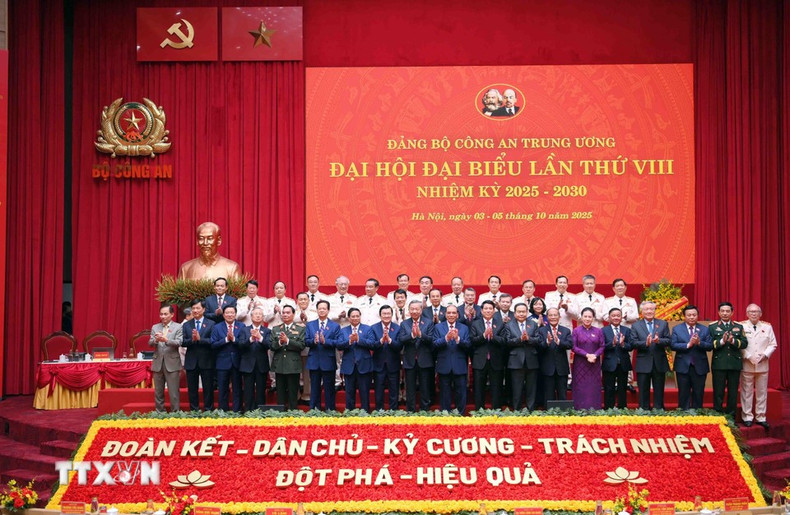 党和国家领导人和前领导人出席会议。(图片来源:越通社) them-anh-tong-bi-thu-to-lam-du-dai-hoi-dai-bieu-dang-bo-cong-an-trung-uong7.jpg