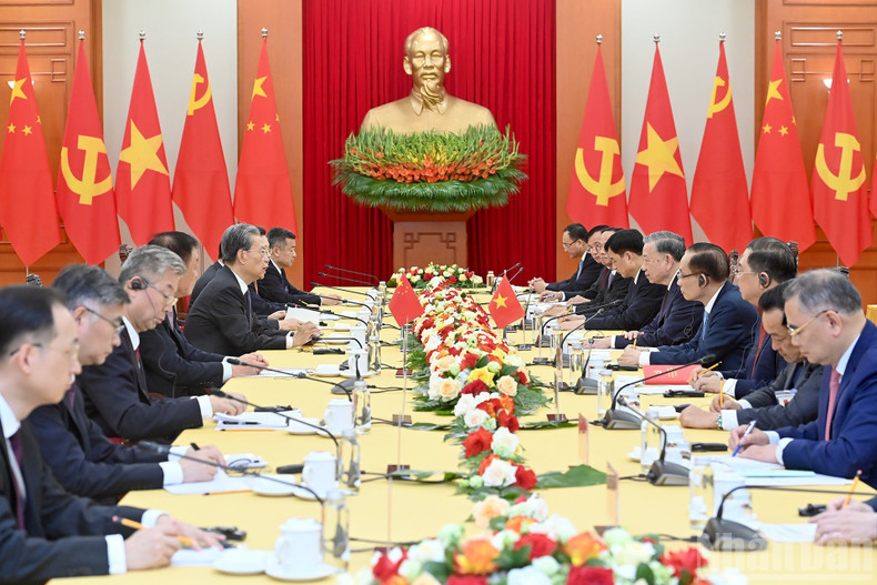 会见场景。 tbt1.jpg