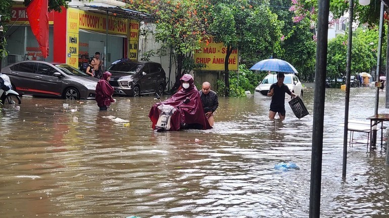 河内多条街道出现严重洪涝。 hanoi.jpg