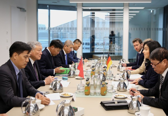 越南政府常务副总理阮和平会见德国联邦经济与能源部长卡特琳娜·赖歇。(图片来源:越通社) gap-bo-truong-bo-kinh-te-va-nang-luong-duc-katharina-reiche1111-17592852991241425778699.jpg
