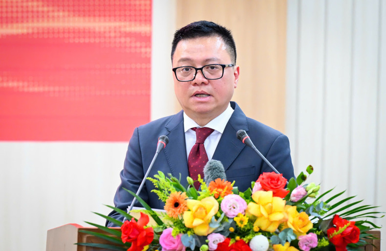 越共中央委员、中央宣教与民运部副部长、越南新闻工作者协会主席、《人民报》社总编辑黎国明同志在仪式上发表讲话。(成达 摄) gen-h-z7004971904072-078a8ef367257ecc0bdc21cbc92a4059.jpg