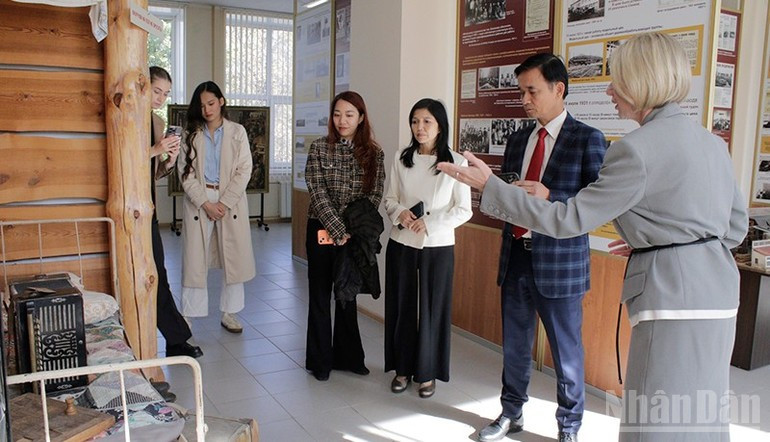 越南驻叶卡捷琳堡总领事馆代表团参观乌拉尔工厂历史博物馆。 2.jpg