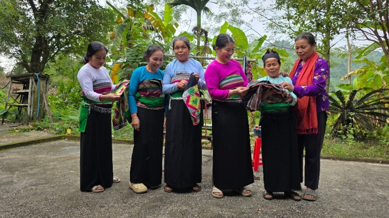 清化地区守护土锦织造技艺的女性们。